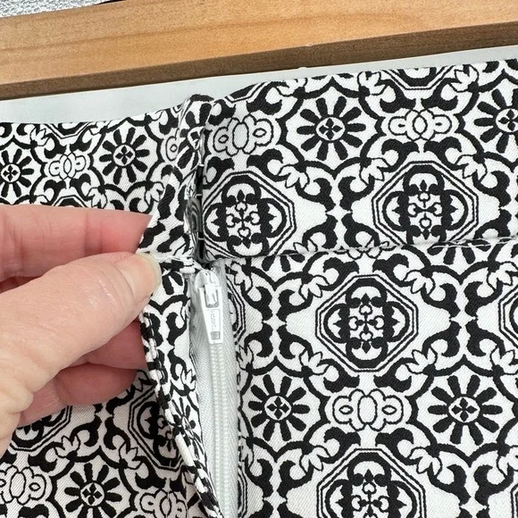 Chico's Black and White Geometric Bermuda Shorts NWT Pockets Women’s Size 0/US 4 - Picture 4 of 16